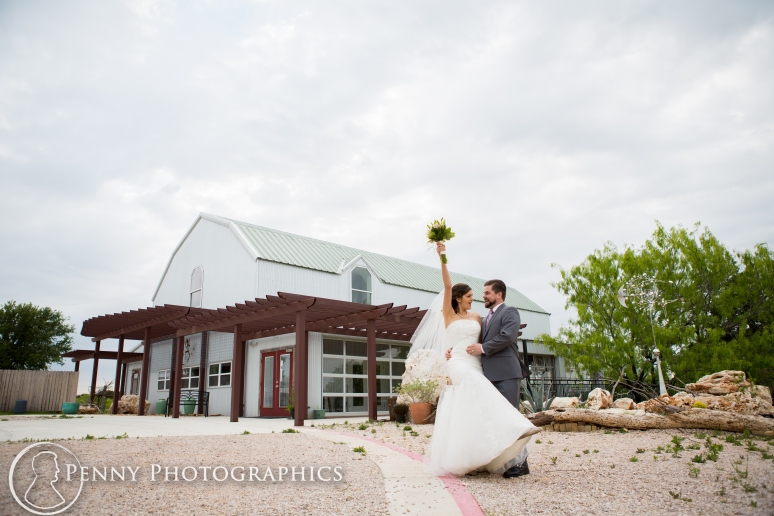 Wedding photos white barn at TerrAdorna in Manor, TX