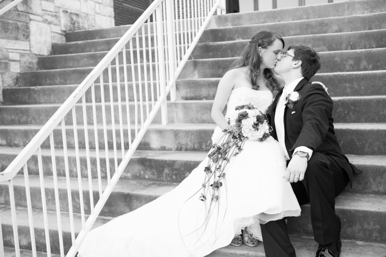 newly weds on church steps